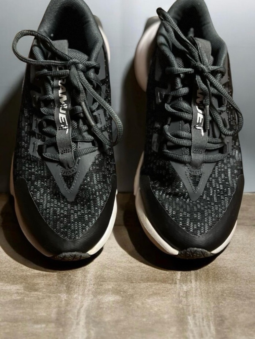 Under Armour ~ Boys ~ Shoes ~ Size 5 Years ~ Black & White ~ Scramjet 5